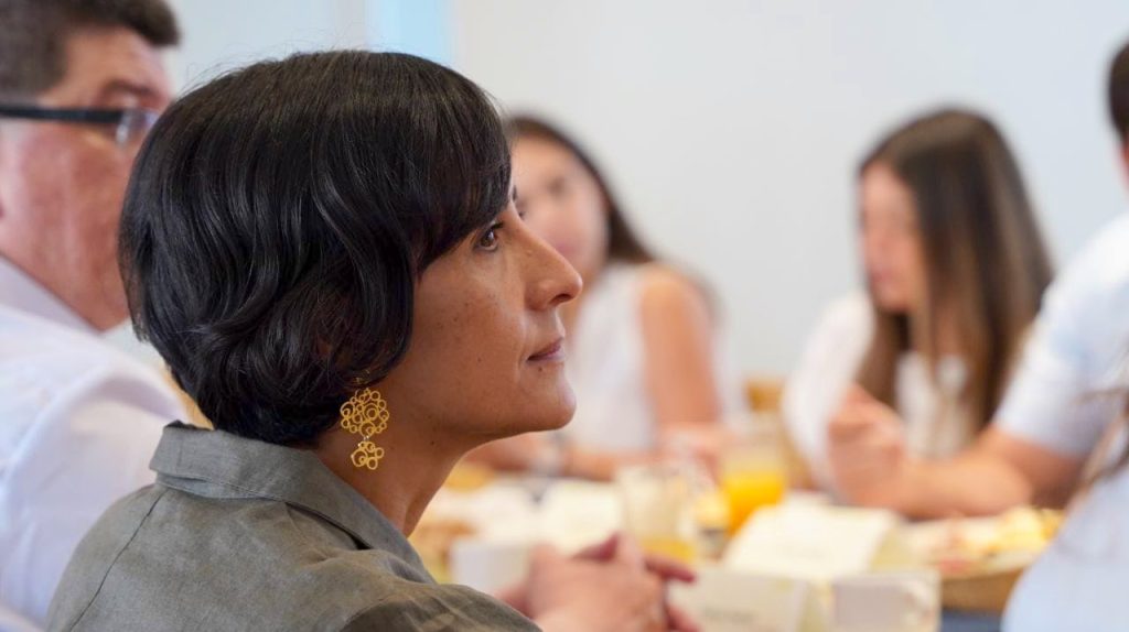 La ministra de Ambiente, Susana Muhamad, desayuna durante la cumbre de Gobernadores de la Federación Nacional de Departamentos (FND). 