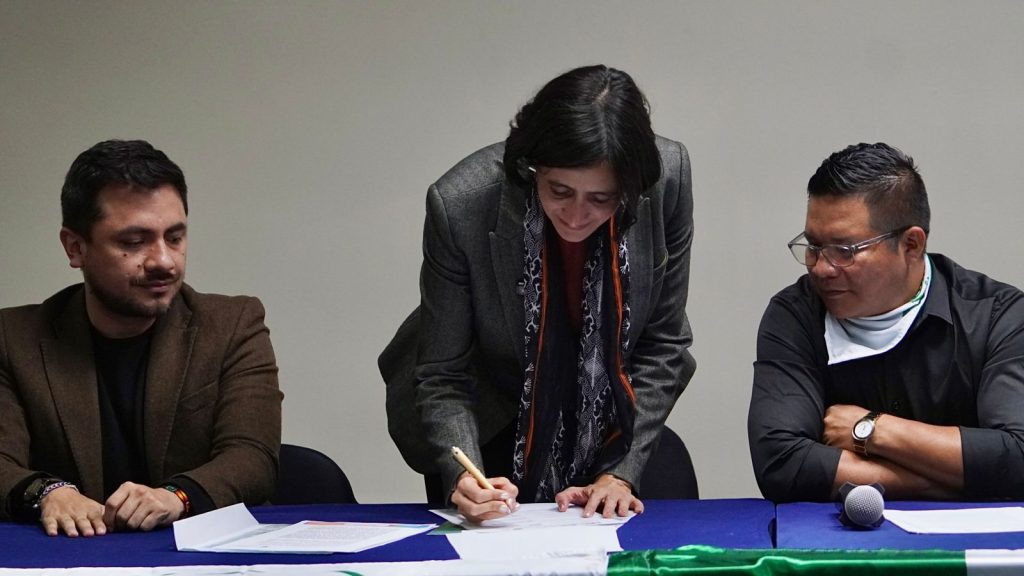 La ministra de Ambiente Susana Muhamad firma el plan de trabajo de la COP16 en relación con los pueblos indígenas. 