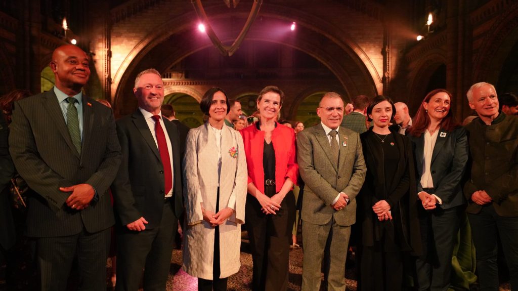 El canciller Luis Gilberto Murillo, el secretario de Estado de Ambiente británico, Steve Reed, la ministra de Ambiente, Susana Muhamad, el embajador de Colombia en el Reino Unido, Roy Barreras, el director del Museo de Historia Natural de Londres, Doug Gurr, entre otras personas, posan para la foto durante el evento de la COP16 en el reconocido museo. 