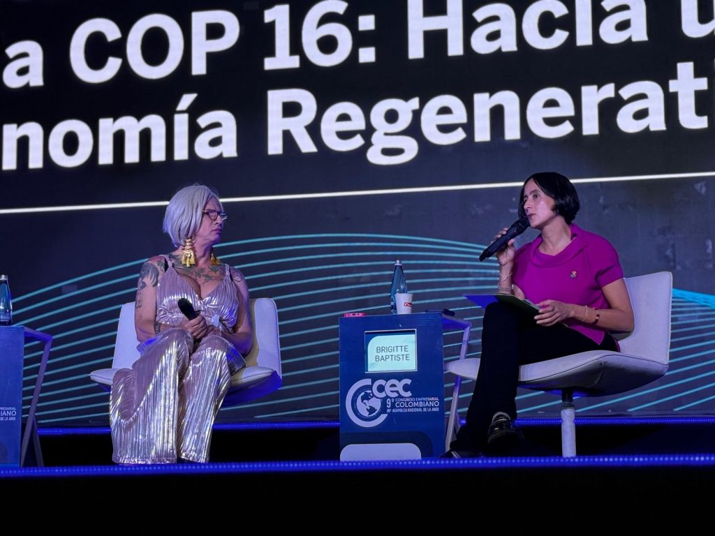 La académica Brigitte Baptiste y la ministra de Ambiente Susana Muhamad comparten en un escenario durante el conversatorio del sector privado rumbo a la COP16.