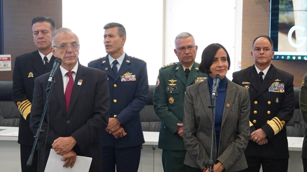 El ministro de Defensa, Iván Velásquez y la ministra de Ambiente , Susana Muhamad entregan declaraciones sobre el PMU de seguridad para la COP16. De fondo se ve al comandante de las Fuerzas Militares, Francisco Cubides y otros altos mandos de las fuerzas armadas colombianas. 