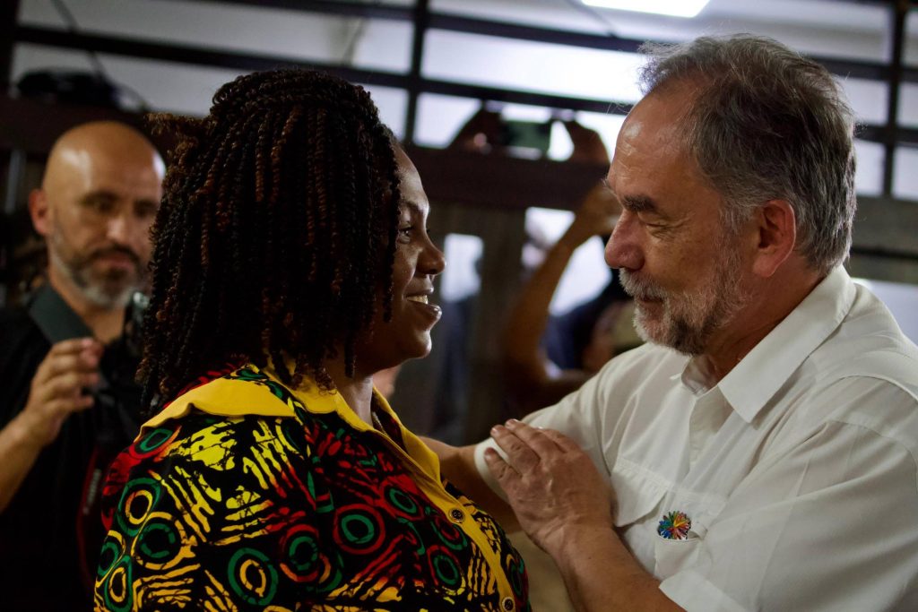 La vicepresidente y ministra de la igualdad Francia Márquez y el viceministro de Políticas y Normalización Ambiental, Mauricio Cabrera, se dan un abrazo durante el Segundo Encuentro de Convergencia Regional en el Pacífico Colombiano de cara a la COP16.